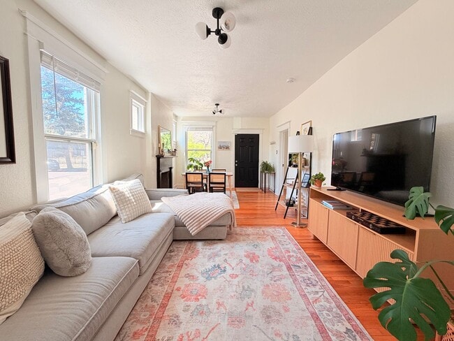Building Photo - Charming 2 Bed 1 Bath Duplex in West Highlands