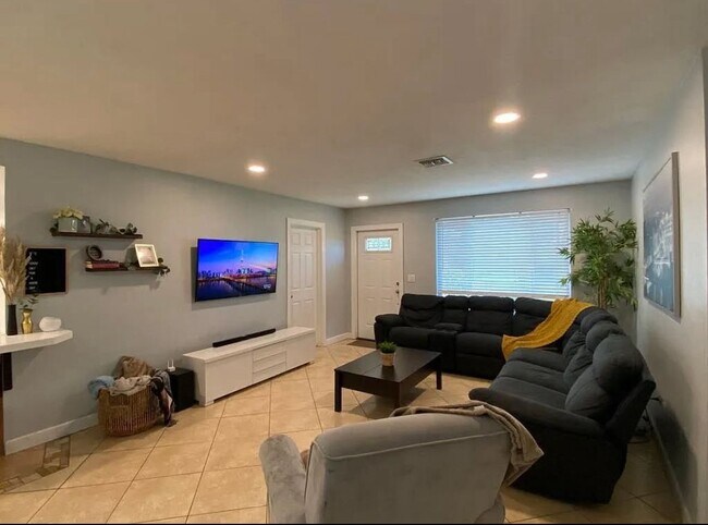 Building Photo - 6500 SW 4th St