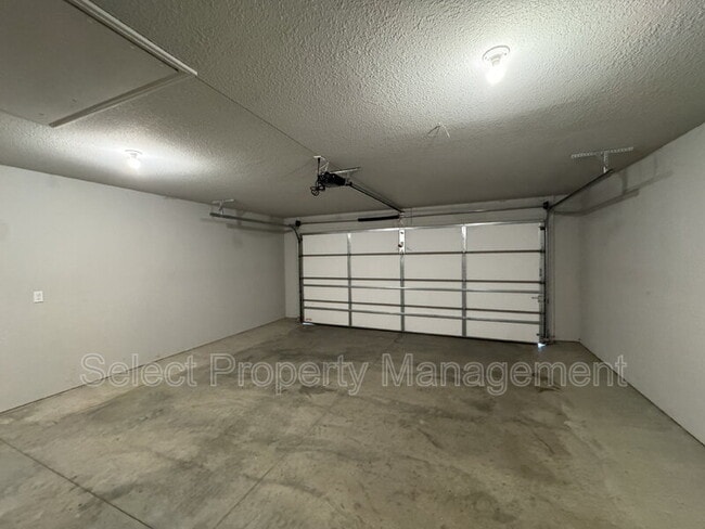Building Photo - 390 Zebulon Cv