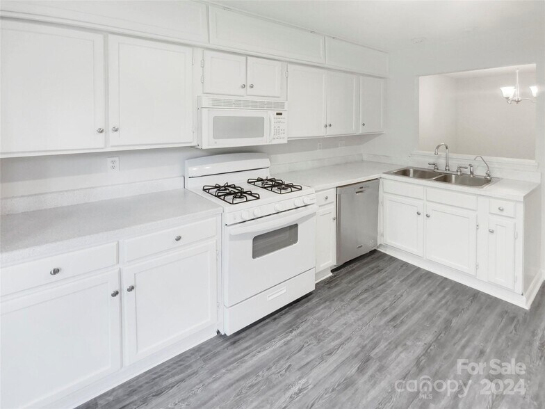 Kitchen w/Original Stove - 6003 Treetop Ct