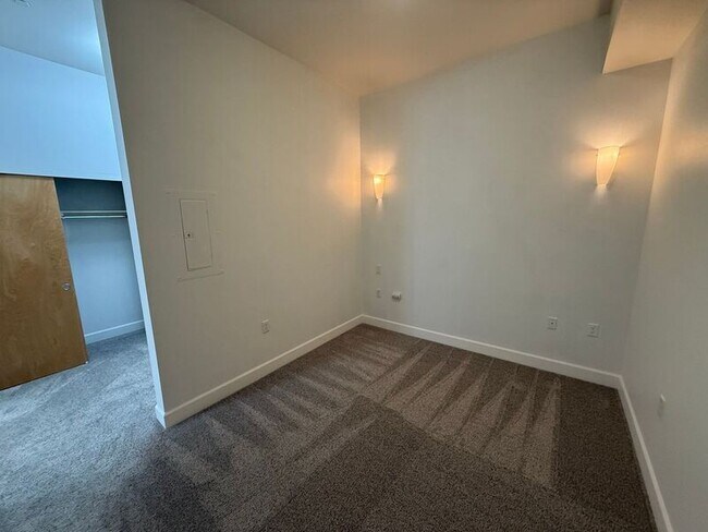 Building Photo - 160 Liberty St NE