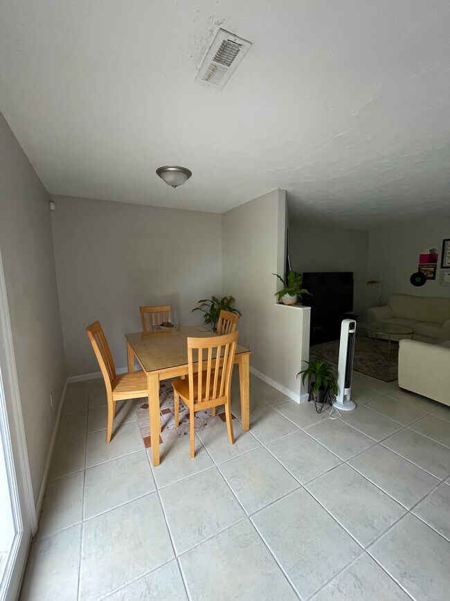 Building Photo - 2026 Silverbrook Dr