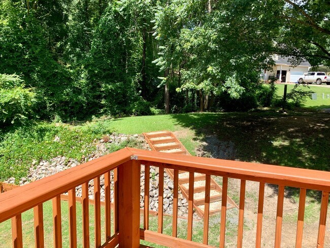 Building Photo - Lovely Tri-level Fayetteville Home