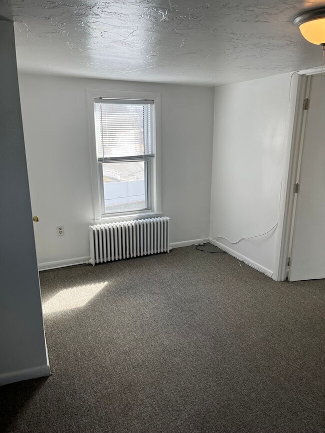Building Photo - Sunny, Clean, Quiet 2 bedroom 1 bath 2nd floor apartment