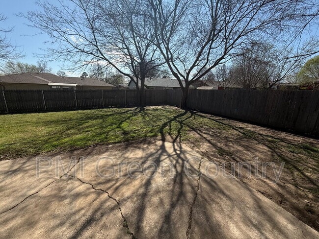 Building Photo - 801 W Vicksburg St