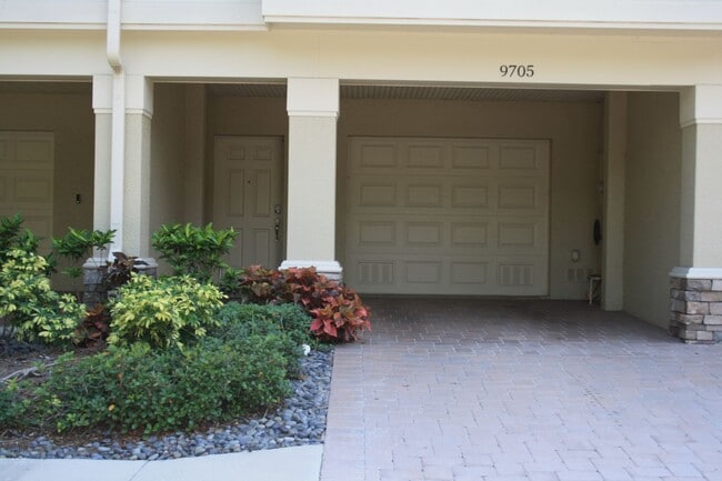 Building Photo - Beautiful Townhome on Peaceful Conservatio...