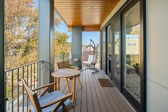 Building Photo - 946 Saratoga St