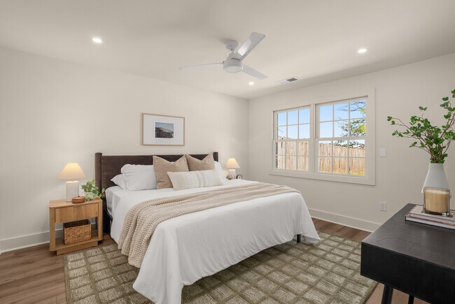 Building Photo - 234 NW Clearview Dr