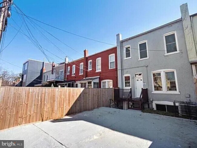 Building Photo - 465 Luray Pl NW
