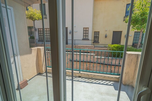 Building Photo - Spacious 3-Bedroom Condo with Underground ...