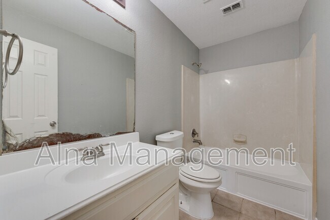 Building Photo - 2640 Lake Ridge Dr