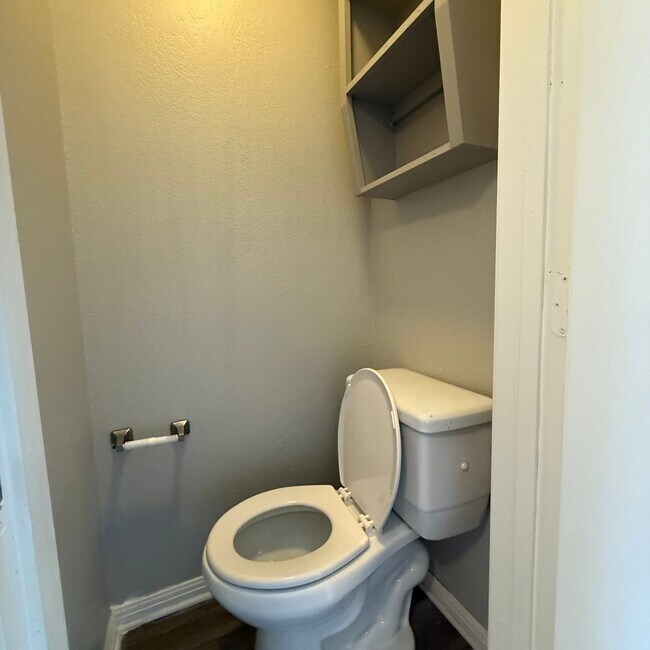 Building Photo - $500 Off 1st Full Month!* All Utilities In...