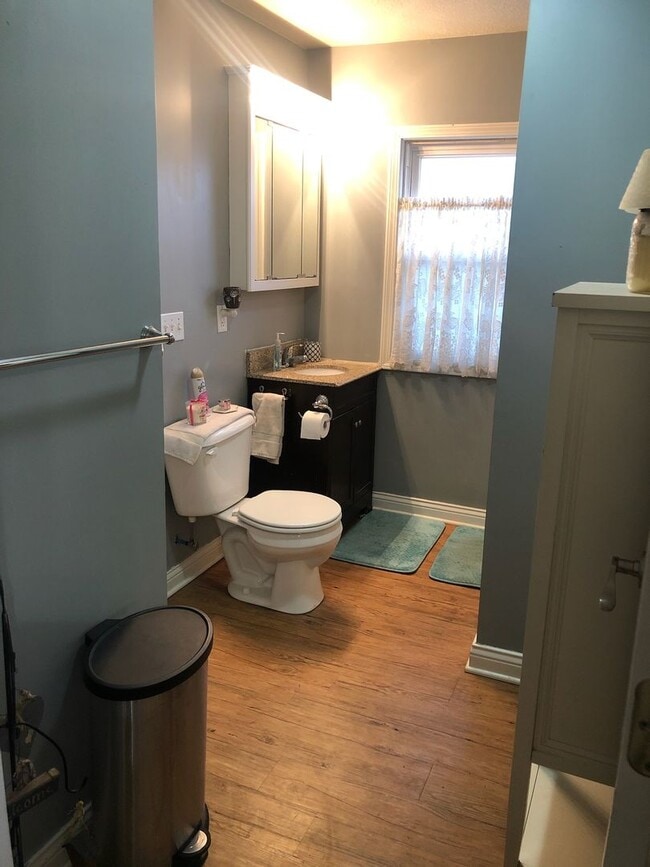 Building Photo - 3 BR 1 Bath New Haven!