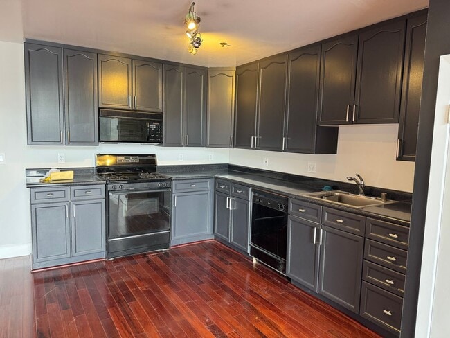 Building Photo - Recently Updated 1BD/1BATH LOFT Located By...