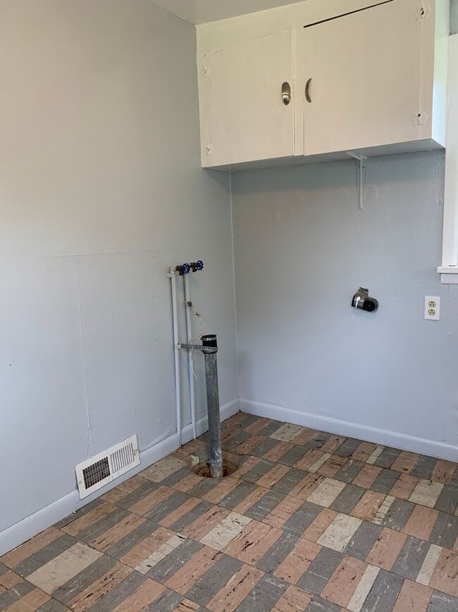Building Photo - Updated 2 bed/1 bath, 720 sqft home!