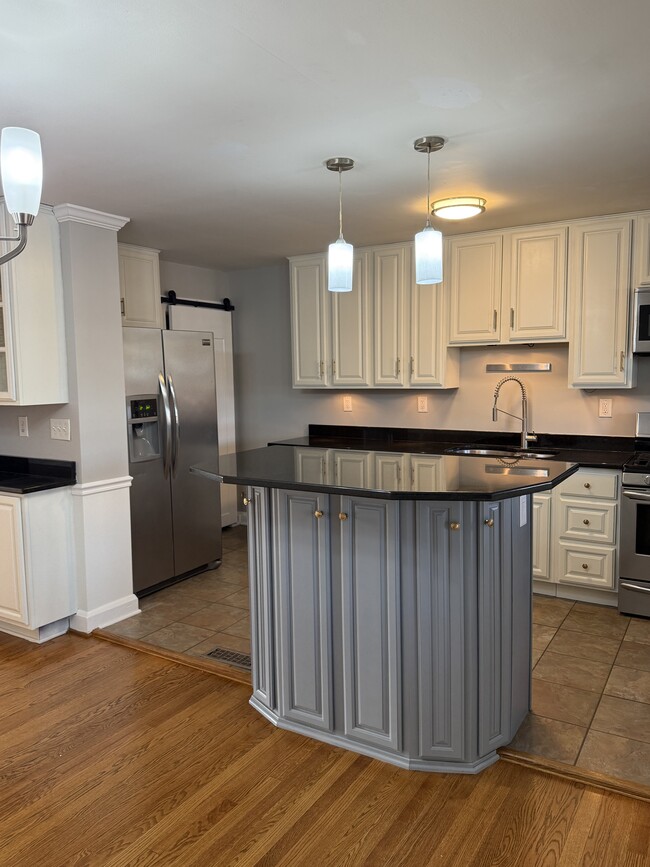 Building Photo - 21 Skidmore Ct