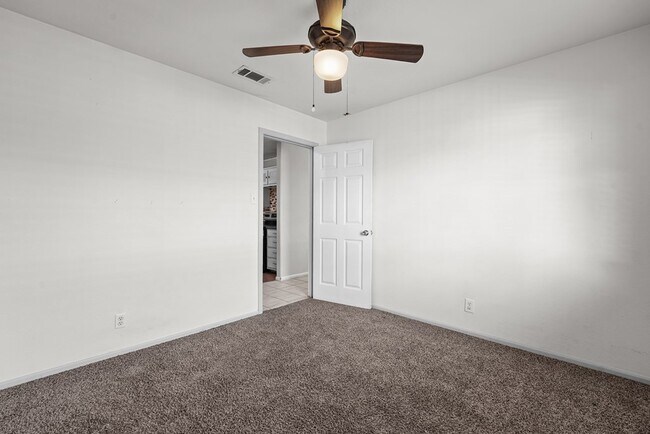 Building Photo - 1728 Linda Ave