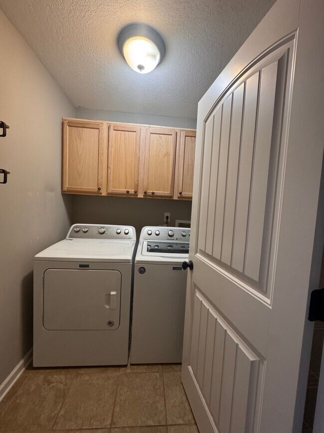 Building Photo - Beautiful 3 Bedroom, 2 Bath Home with 2-Car Garage!