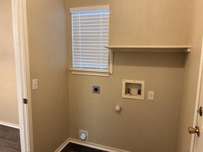 Building Photo - 6808 Sabrina Dr