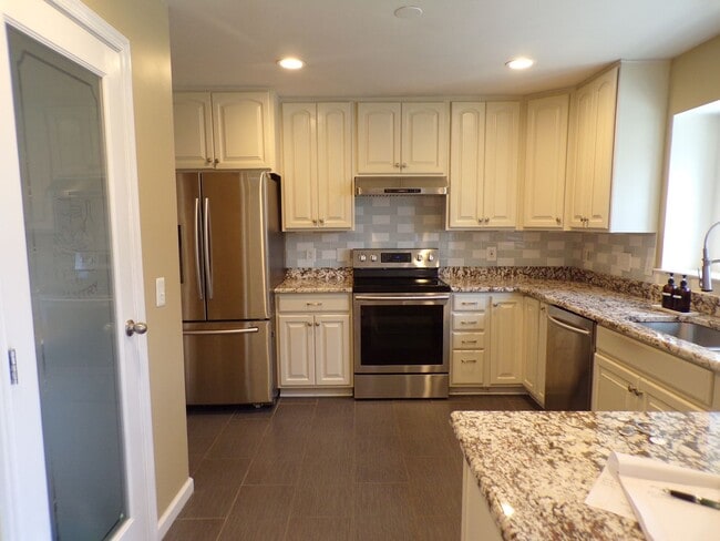 Building Photo - WOW Factor Home in Alexandria