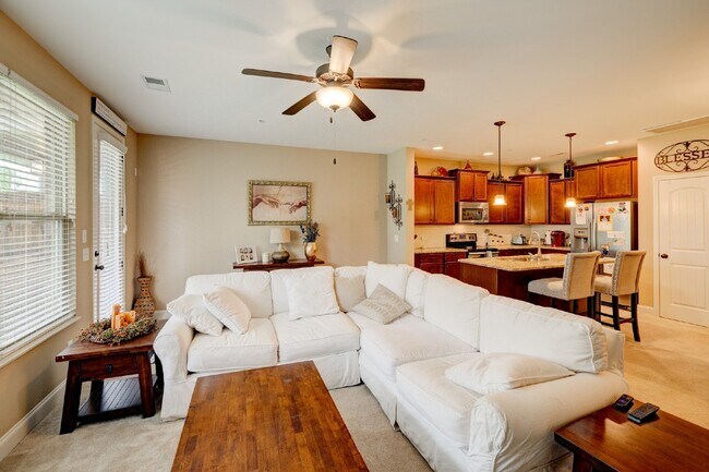 Building Photo - Hendersonville Townhome with Garage, Fireplace & Walk-In Closet