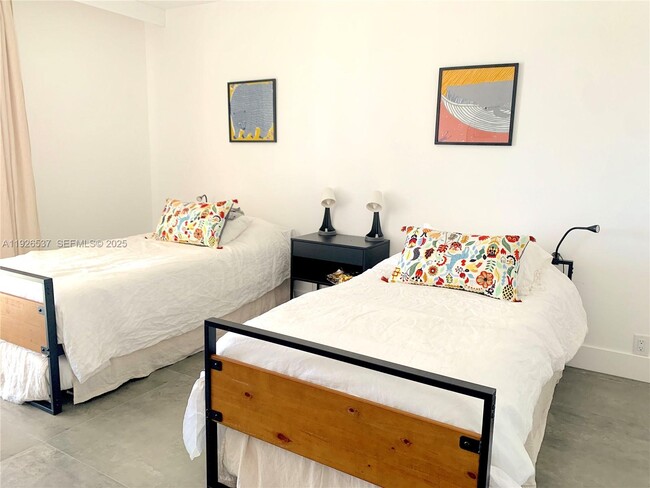 Building Photo - 100 Bayview Dr