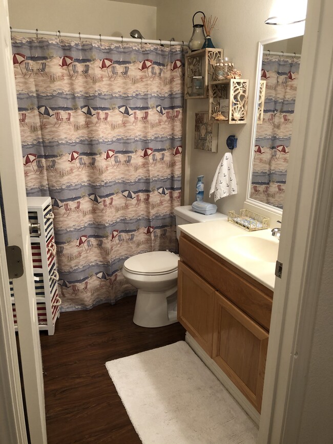 Hall Bath w/Shower-Tub Combo - 555 Lands End Way