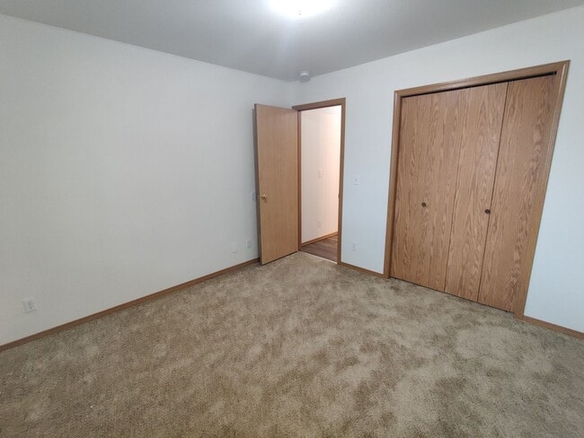 Building Photo - Great South Kennewick location close to fr...