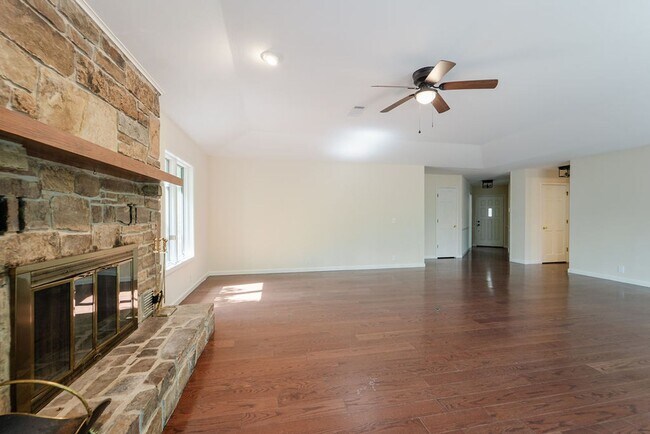Building Photo - Charming 3 Bedroom, 2 Bathroom home! Call 501-922-9997 to set up a showing today!