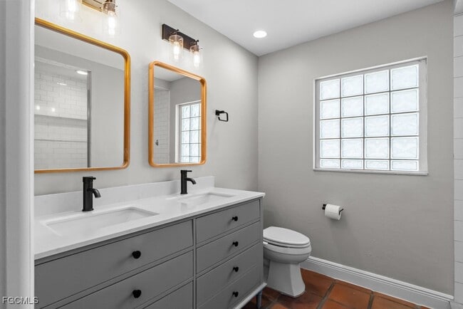 Building Photo - 1384 Burgundy Dr