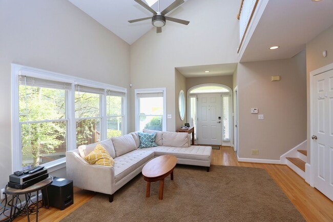 Building Photo - End Unit Townhome in the Heart of Chapel Hill