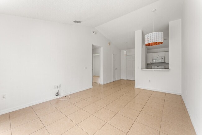 Building Photo - 3 bed with Solar heating Private Pool