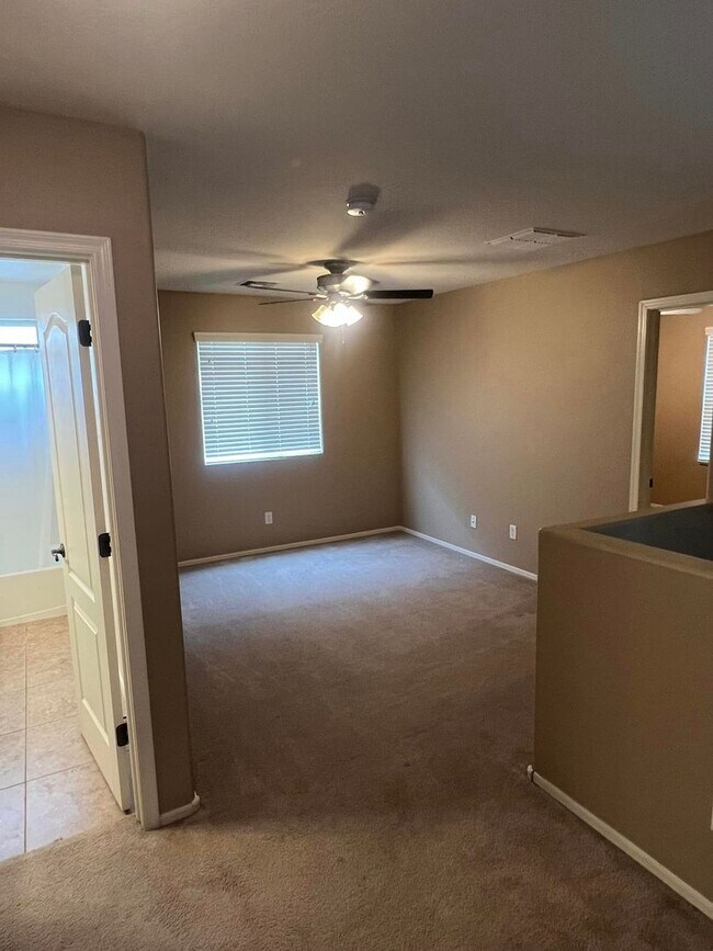 Building Photo - 4-bedroom and loft in the Willows with com...