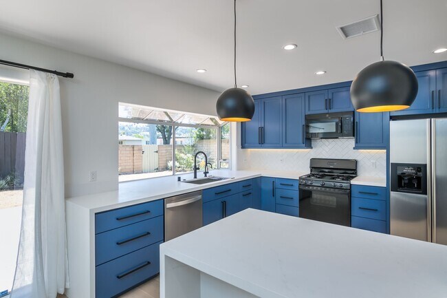 Building Photo - Beautiful First Neighborhood home!