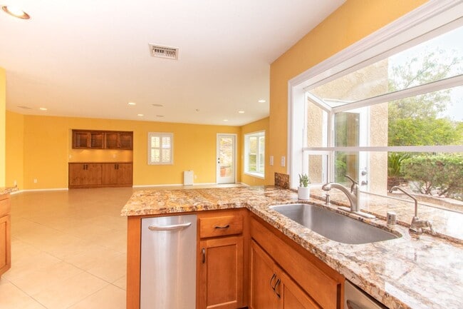 Building Photo - Beautiful + Spacious 4 bedroom/3 bath/3 Ca...