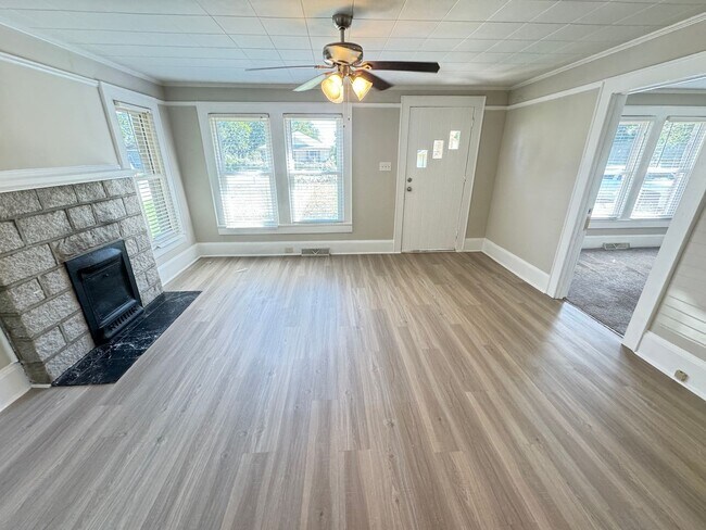 Building Photo - Newly REMODELED STONE HOUSE near downtown,...