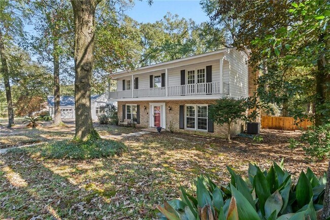 Building Photo - 745 Westmoreland Dr E