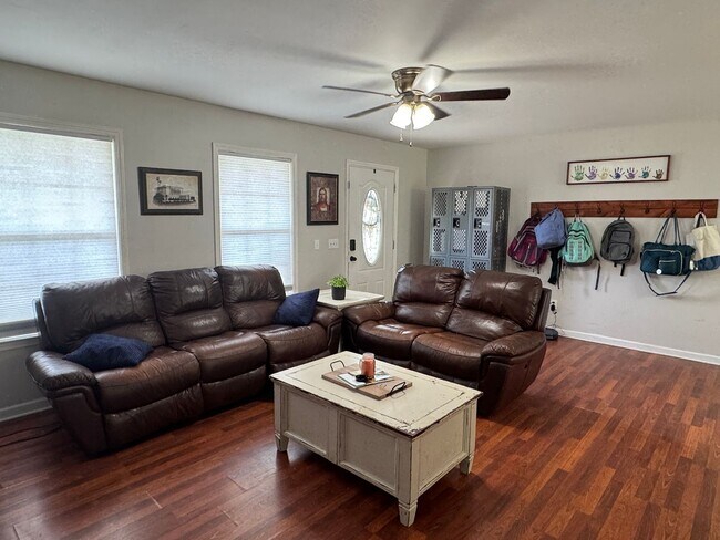 Building Photo - Country living on the outskirts of Nashville with 4 large beds, 2 baths, a bonus room and over an...