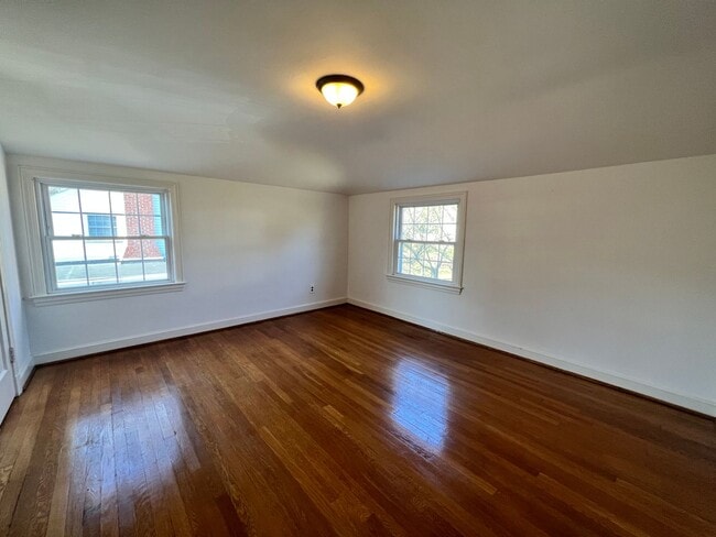 Building Photo - Stunning 4 BR/2.5 BA Single-Family Home in...