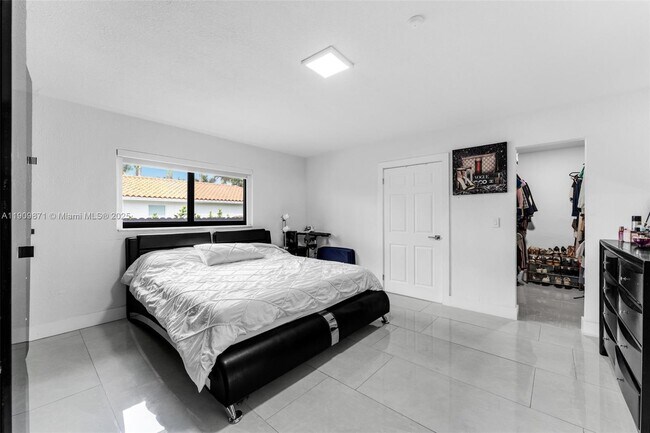 Building Photo - 551 SW 127th Ave