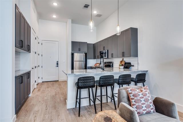 Building Photo - 650 E Sycamore St