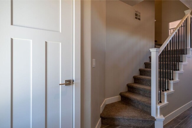 Building Photo - Beautiful 3 bedroom, 2.5 bath townhome, 2 ...