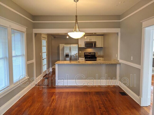 Building Photo - 304 E Hanna Ave