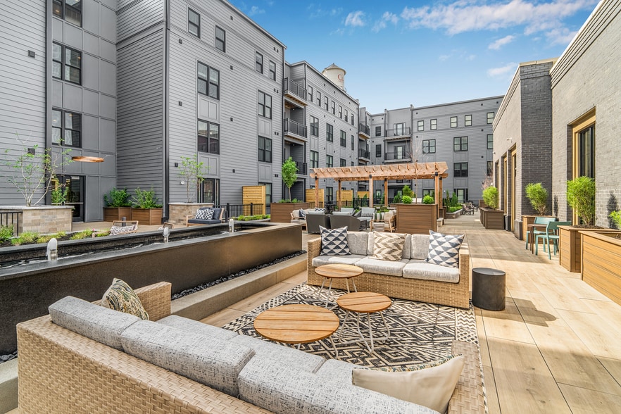 Primary Photo - Lusso