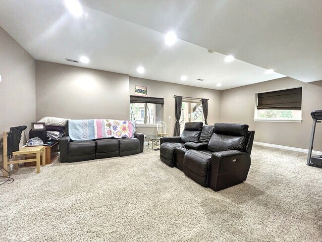 Building Photo - 717 Black Arrow Dr