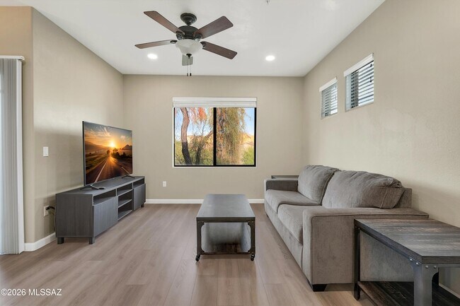 Building Photo - 2550 E River Rd