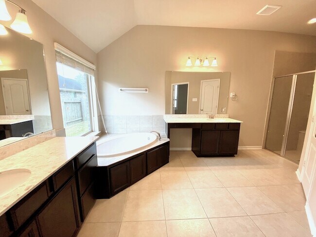 Building Photo - 2007 Post Oak Ct