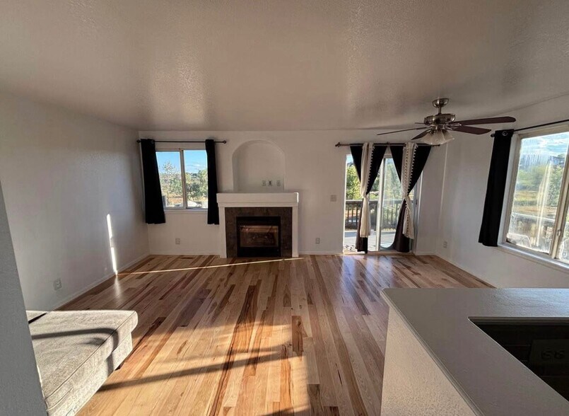 Building Photo - 536 W 91st Cir