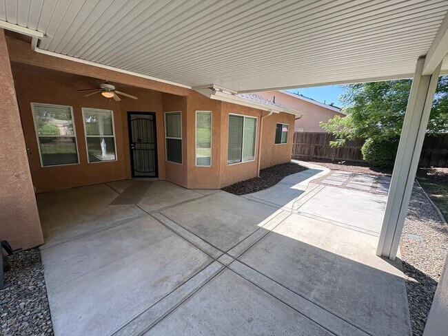 Building Photo - NW Visalia Available Now!