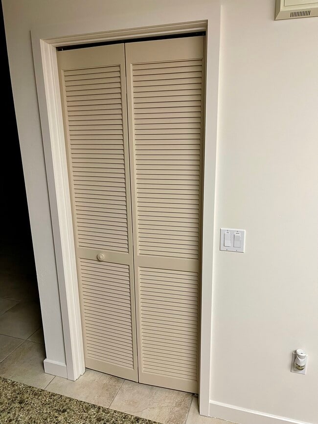 Building Photo - 1080 Park Blvd